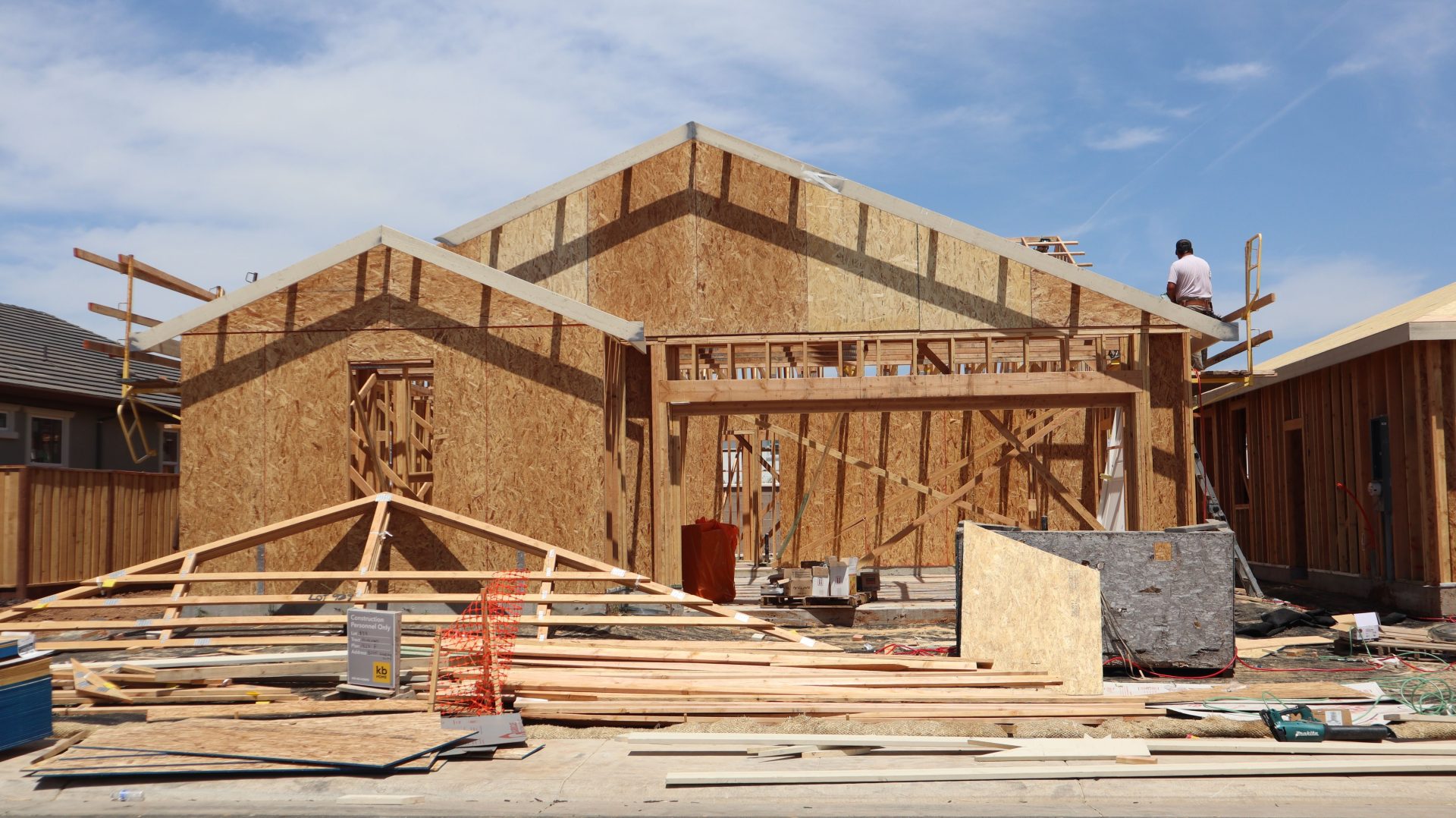 Rohbauphase eines im Bau befindlichen neuen Hauses in Elk Grove, Kalifornien.