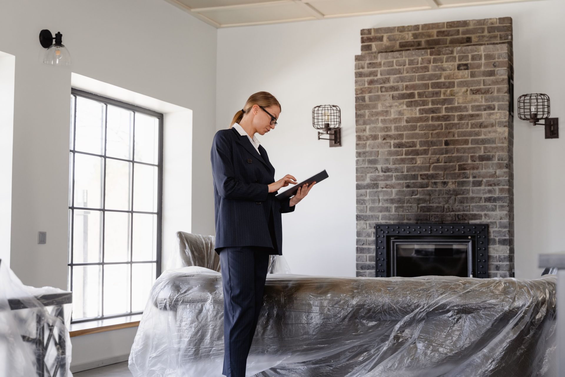 Eine Geschäftsfrau begutachtet eine Immobilie mit moderner Inneneinrichtung zu Immobilienzwecken.