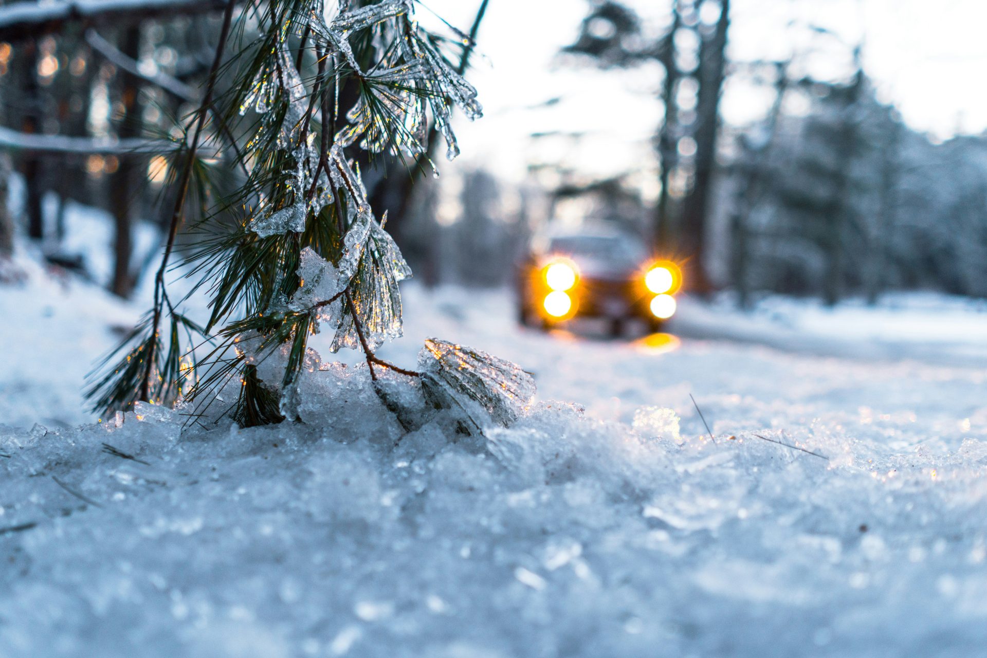 Auto auf Schnee bei Tageslicht